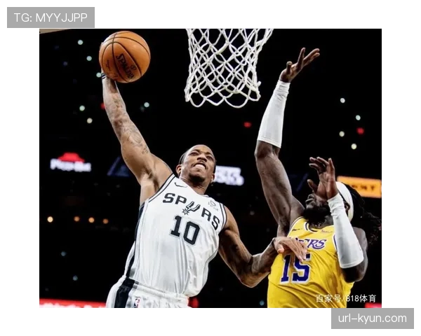 现场花絮:猛龙主场为即将退役的队史得分王德罗赞播放致敬视频,后者眼含热泪